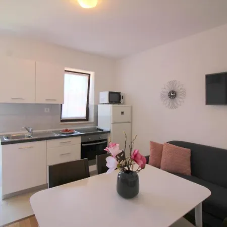 Апартаменты Ferienwohnung Andrea Mit Meerblick, Balkon Mit Gartenmobeln, Strandnah, Ruhige Lage Пореч