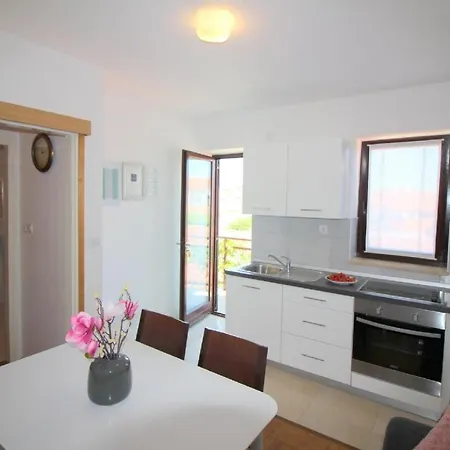 Ferienwohnung Andrea Mit Meerblick, Balkon Mit Gartenmobeln, Strandnah, Ruhige Lage * Пореч