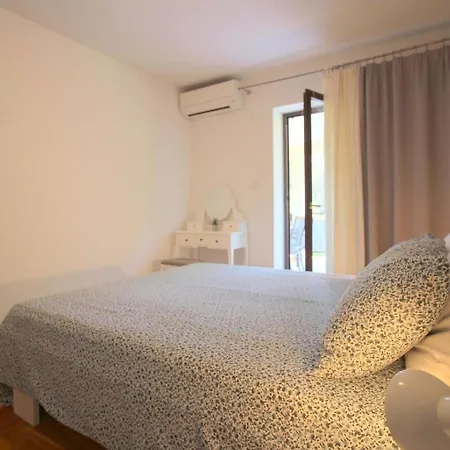 Ferienwohnung Andrea Mit Meerblick, Balkon Mit Gartenmobeln, Strandnah, Ruhige Lage Пореч