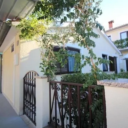 Ferienwohnung Andrea Mit Meerblick, Balkon Mit Gartenmobeln, Strandnah, Ruhige Lage Пореч